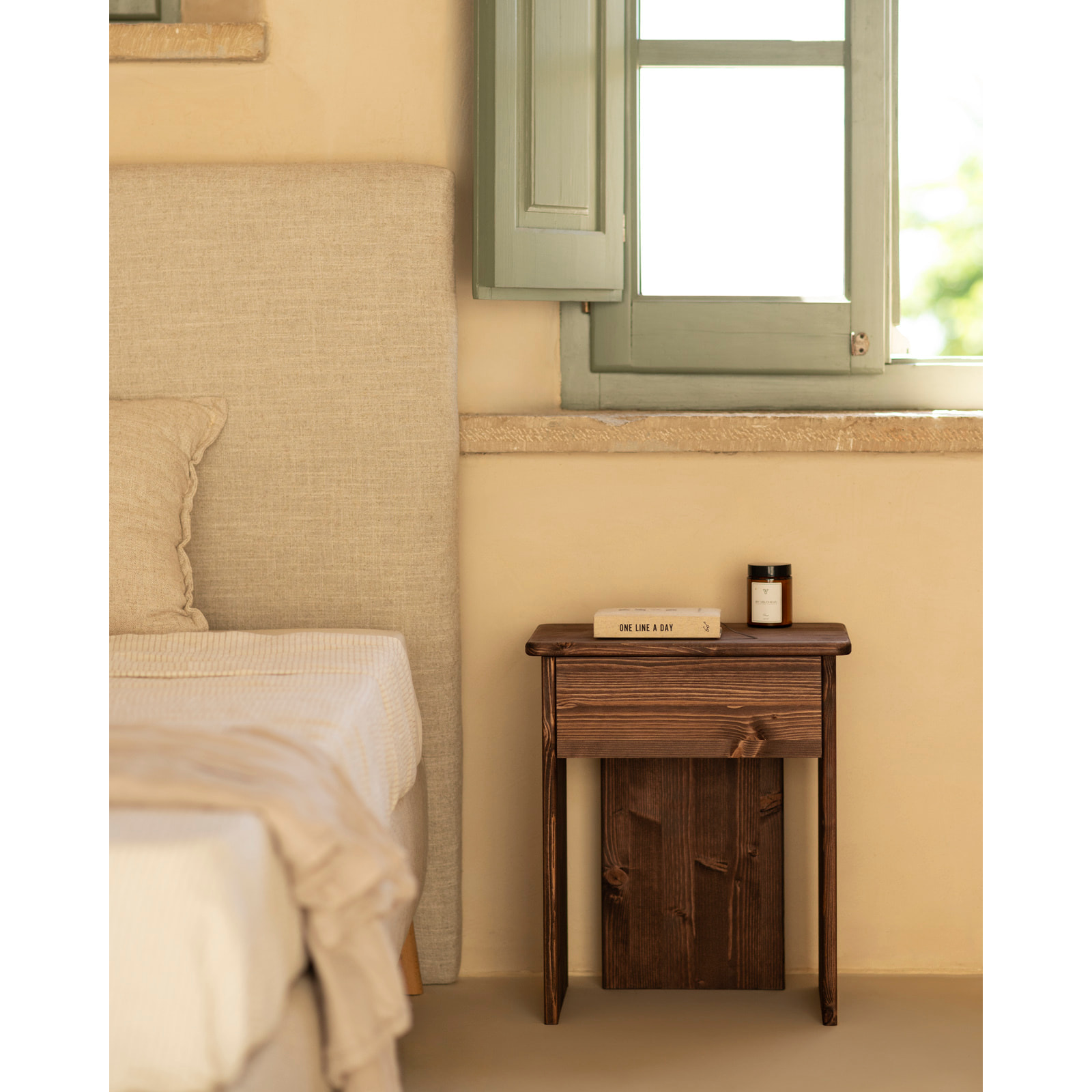 Mesita de noche de madera maciza en tono nogal de 50x42cm Alto: 50 Largo: 42 Ancho: 27