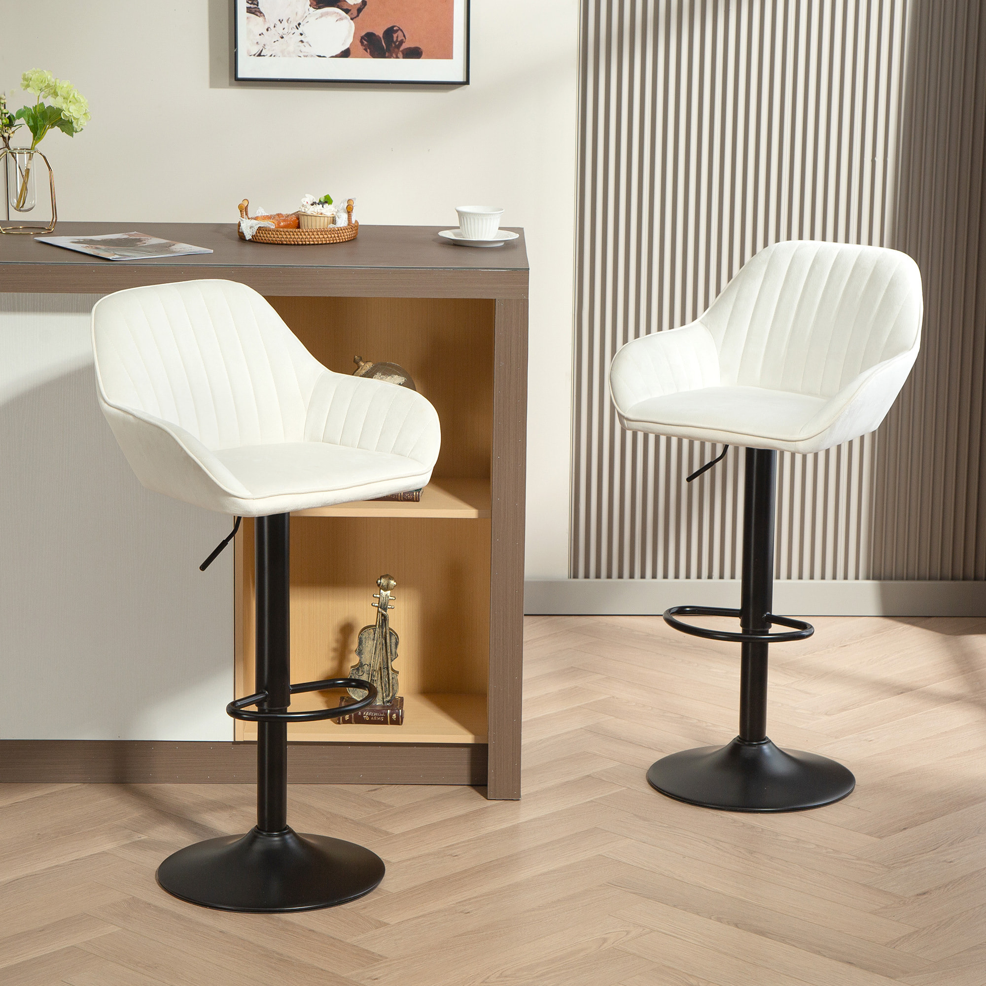 Juego de 2 Taburetes de Bar Giratorios, Taburetes Altos de Cocina con Altura Ajustable 62-83 cm, Sillas Altas de Cocina, Tapizada en Terciopelo, Respaldo y Reposapiés, Crema