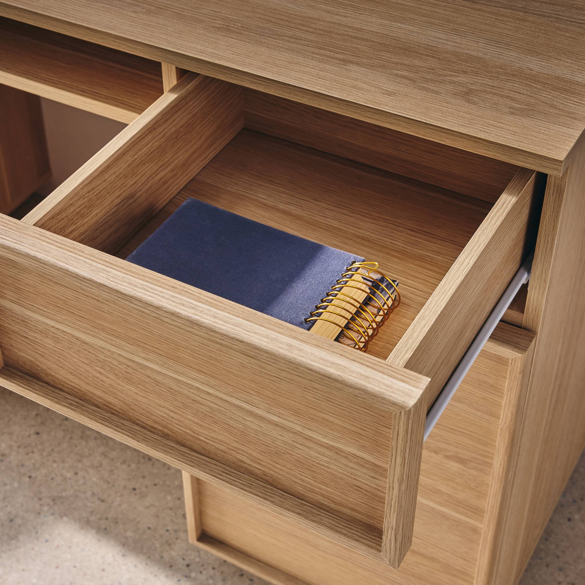 Bureau décor bois 2 portes 2 tiroirs 1 niche 140cm KUBA
