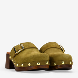 Zuecos de tacón caqui en piel con tachas