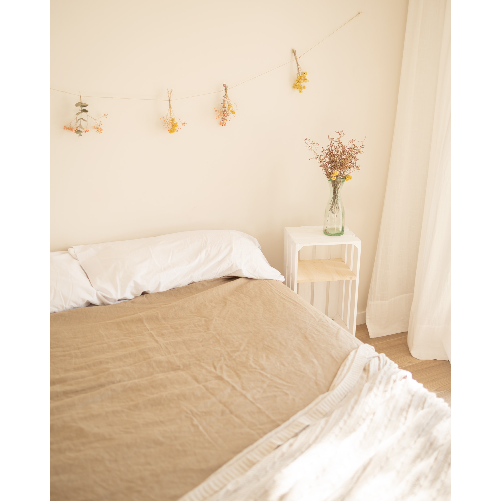 Mesita de noche de madera maciza en tono blanco de 66x26cm Alto: 66 Largo: 25.5 Ancho: 29.5