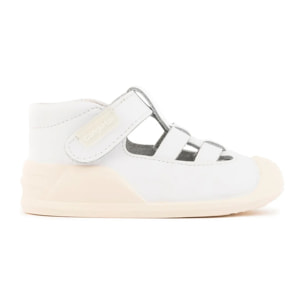 Zapatillas infantiles de piel blanca con cierre adherente doble