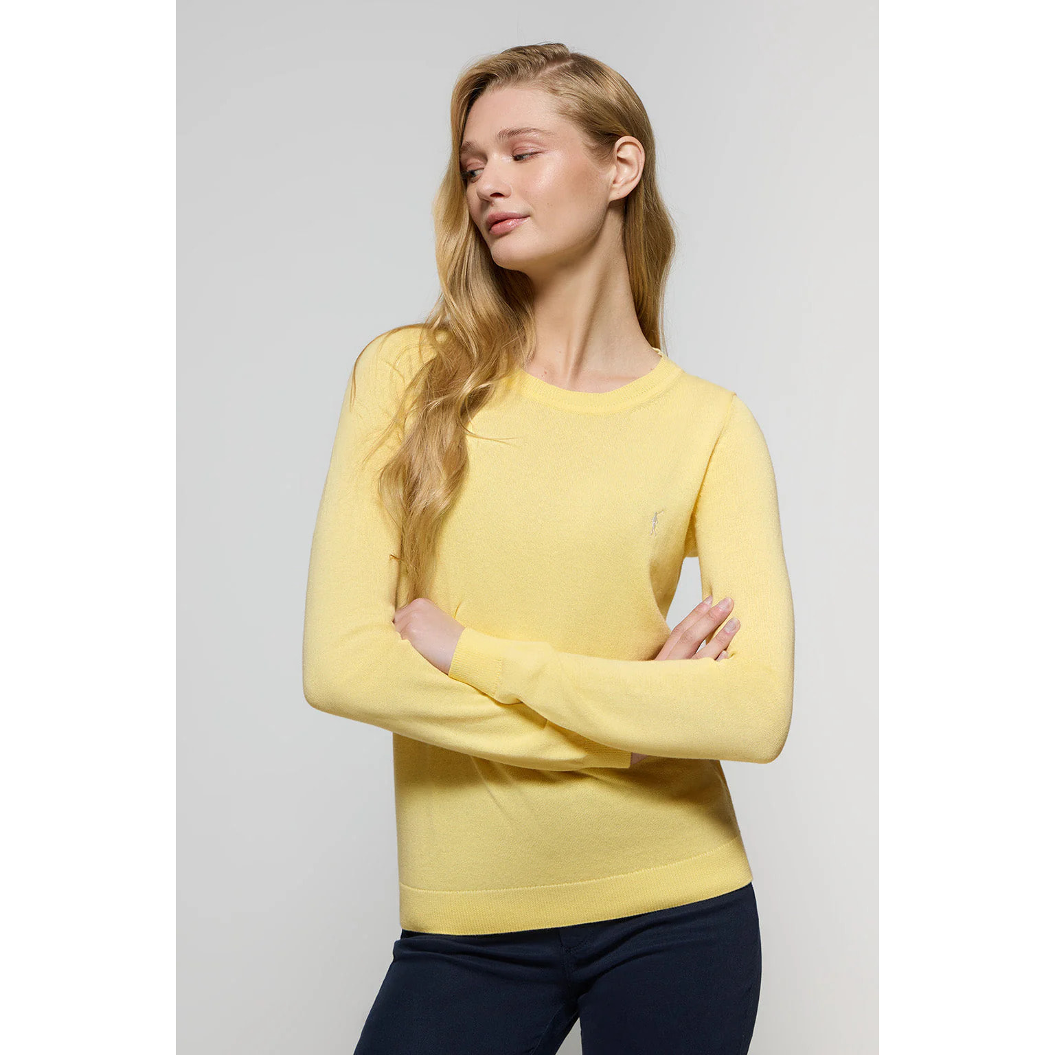 Maglione giallo leggero in filo basic a girocollo e logo Rigby Go