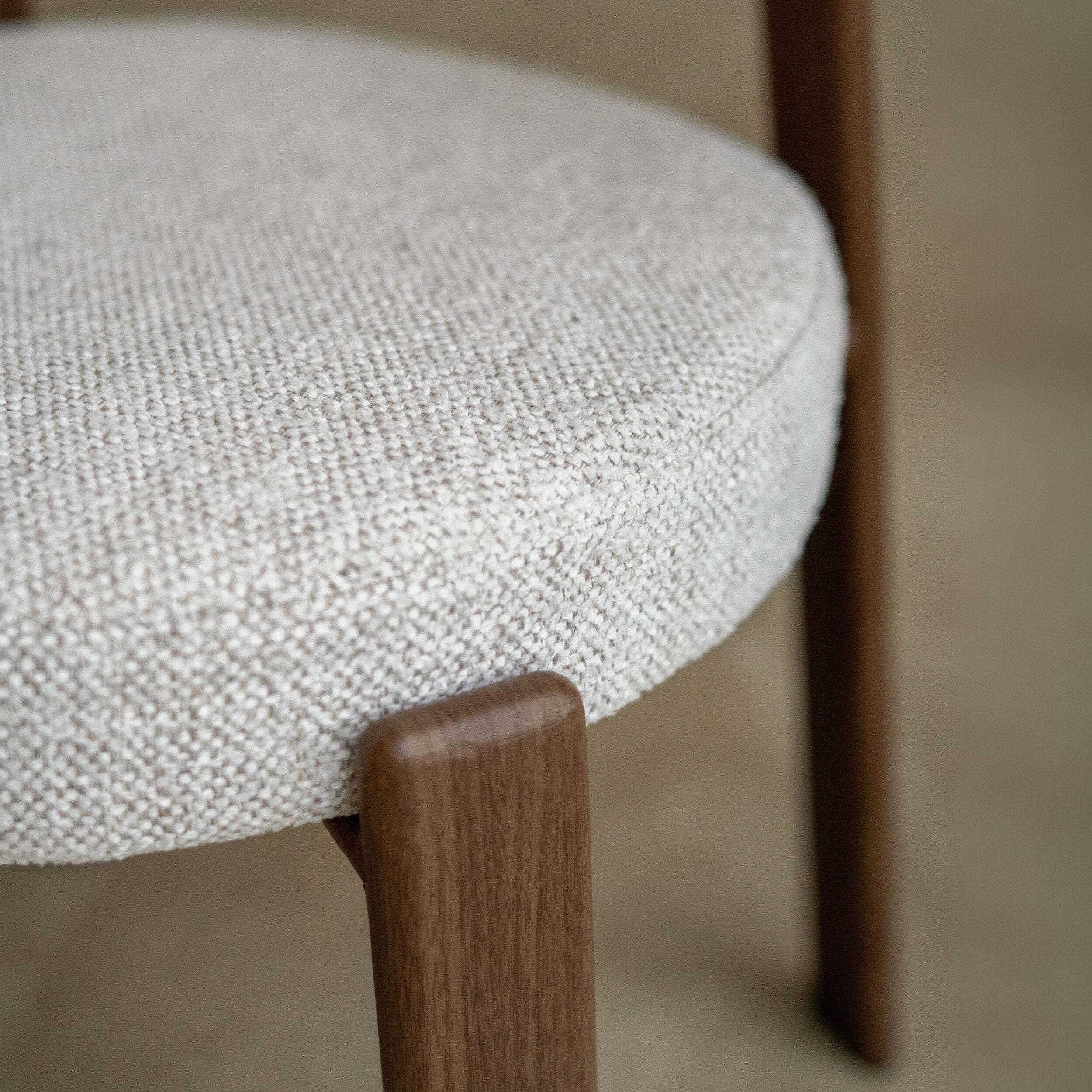 Lot de 2 chaises en tissu texturé greige, pieds en métal - Aura