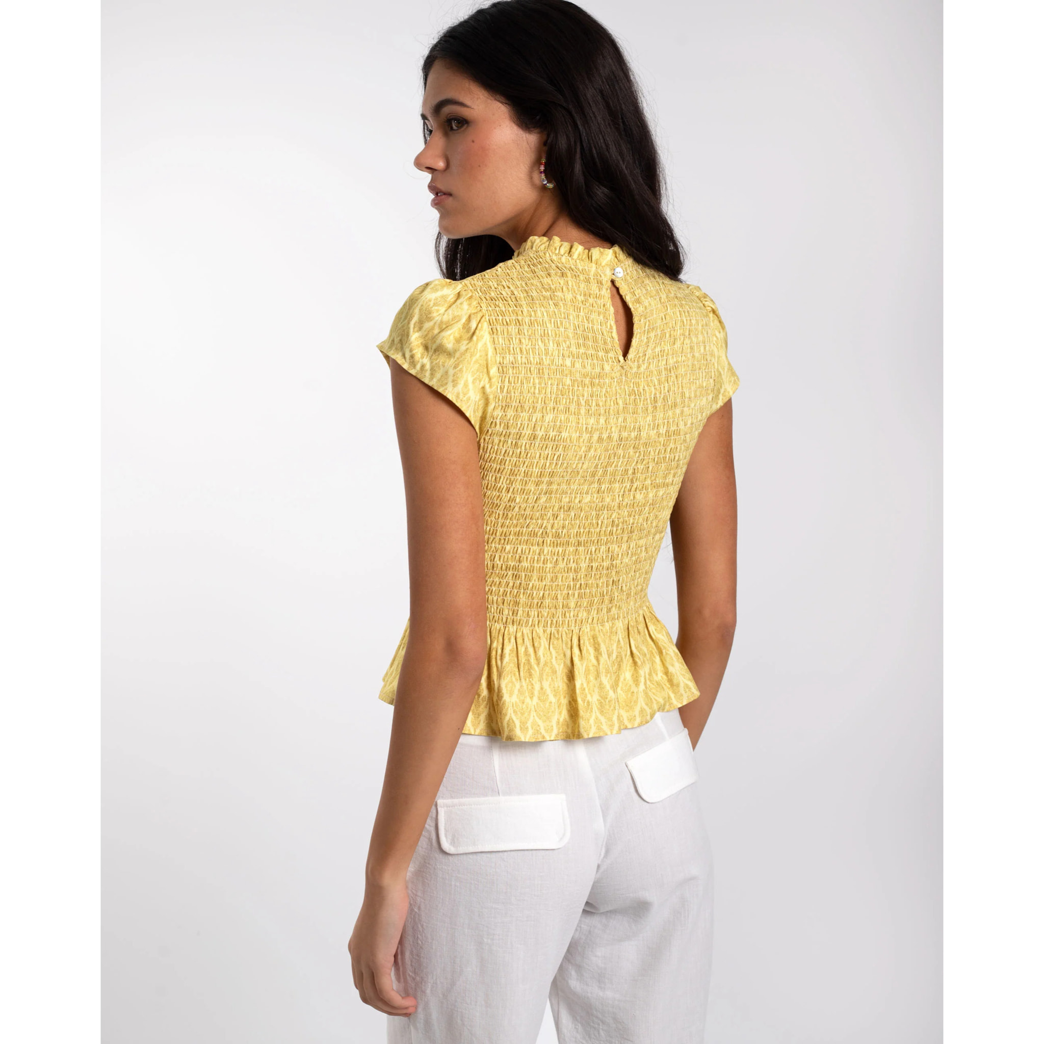 Blusa con cuerpo fruncido y volante en el bajo