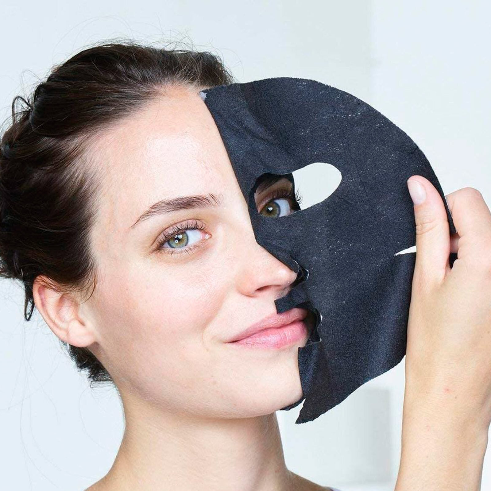 4x Maschera Viso in Tessuto SkinActive Pure Charcoal Opacizzante Detox con Tè Nero LHA e Acido Ialuronico