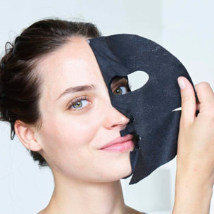 4x Maschera Viso in Tessuto SkinActive Pure Charcoal Opacizzante Detox con Tè Nero LHA e Acido Ialuronico