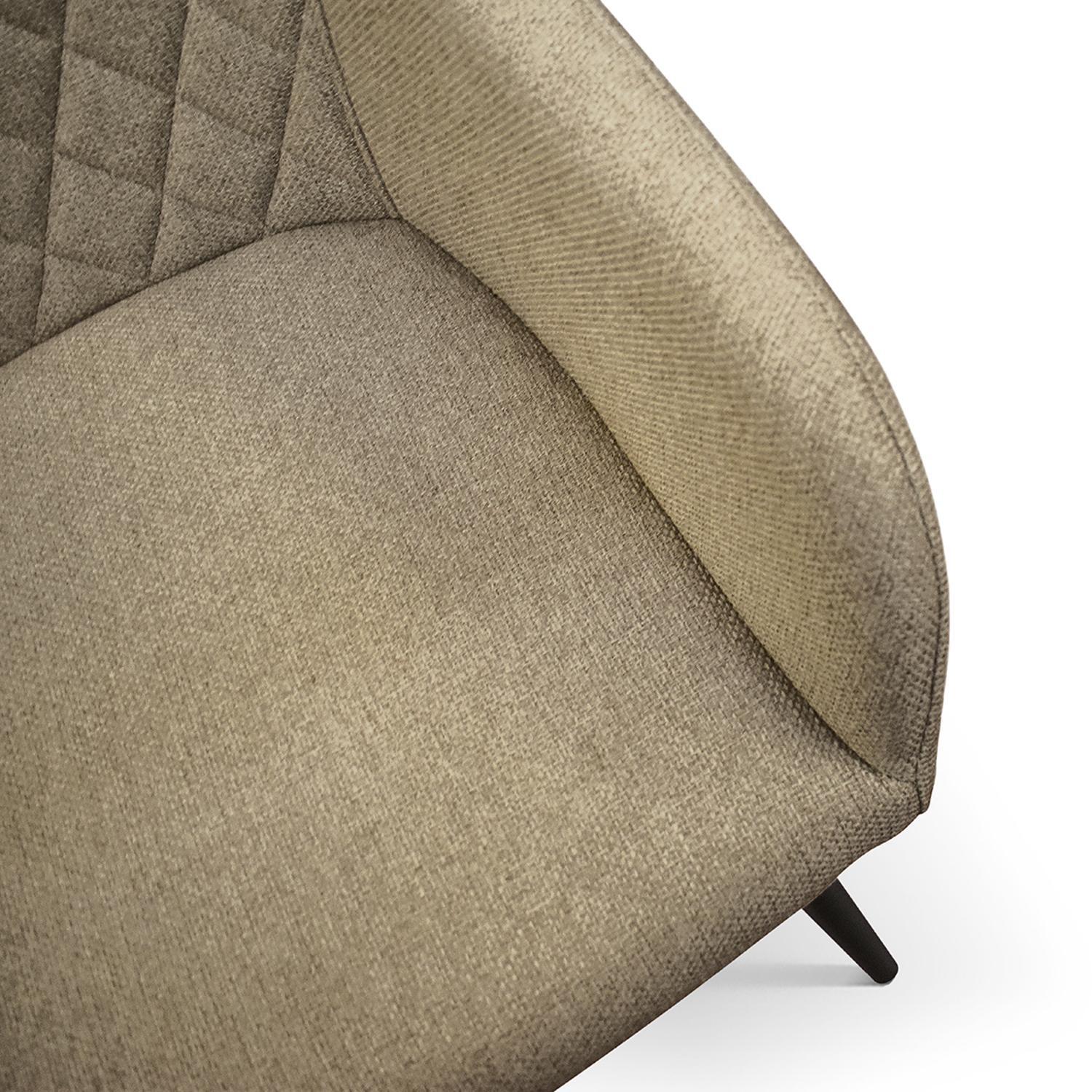 Set di 4 sedie LISBONA in tessuto beige e gambe in metallo nero, con braccioli