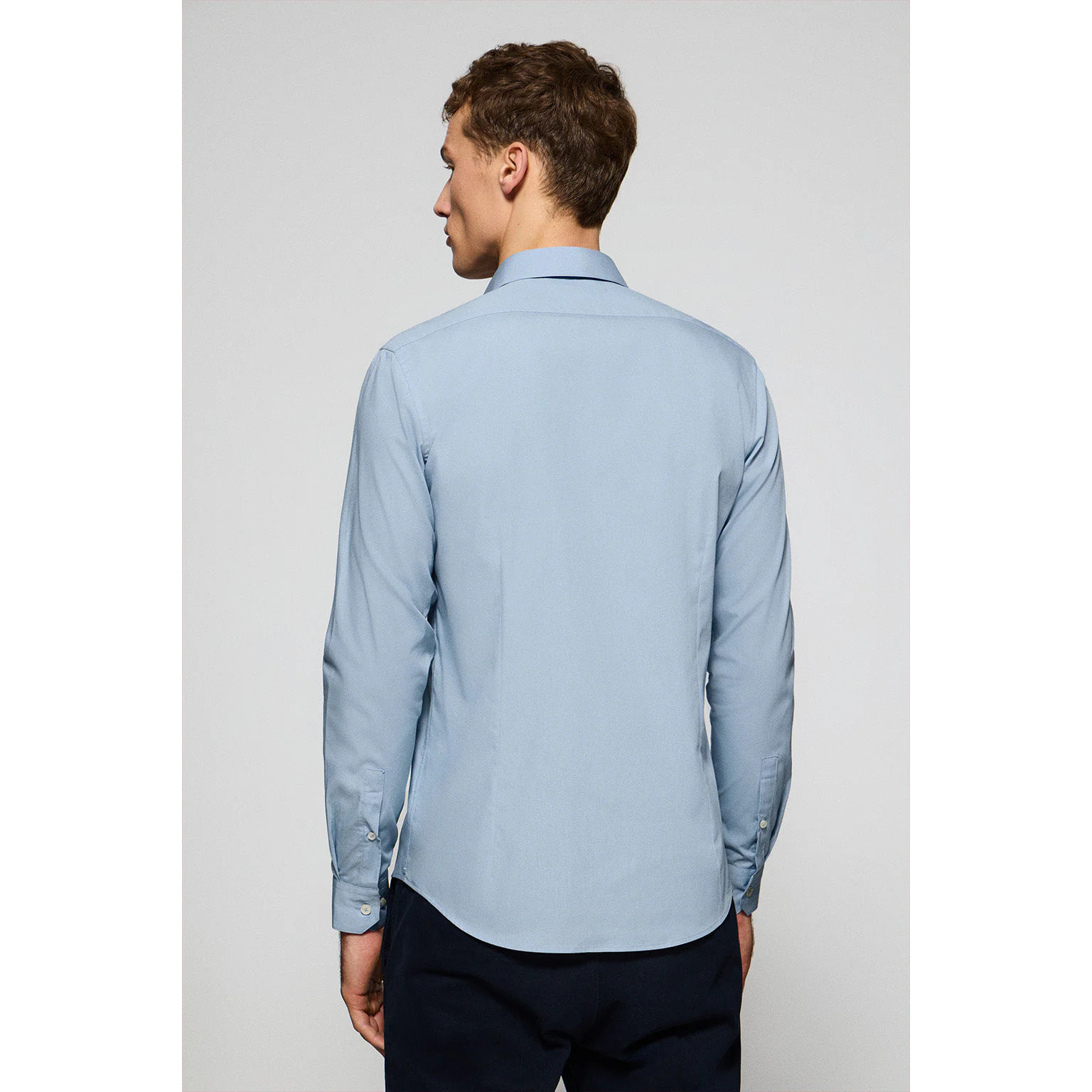 Camicia in popeline celeste con monogramma ricamato