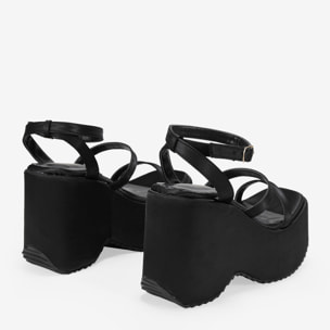 Sandalias de cuña y plataforma negras en satén