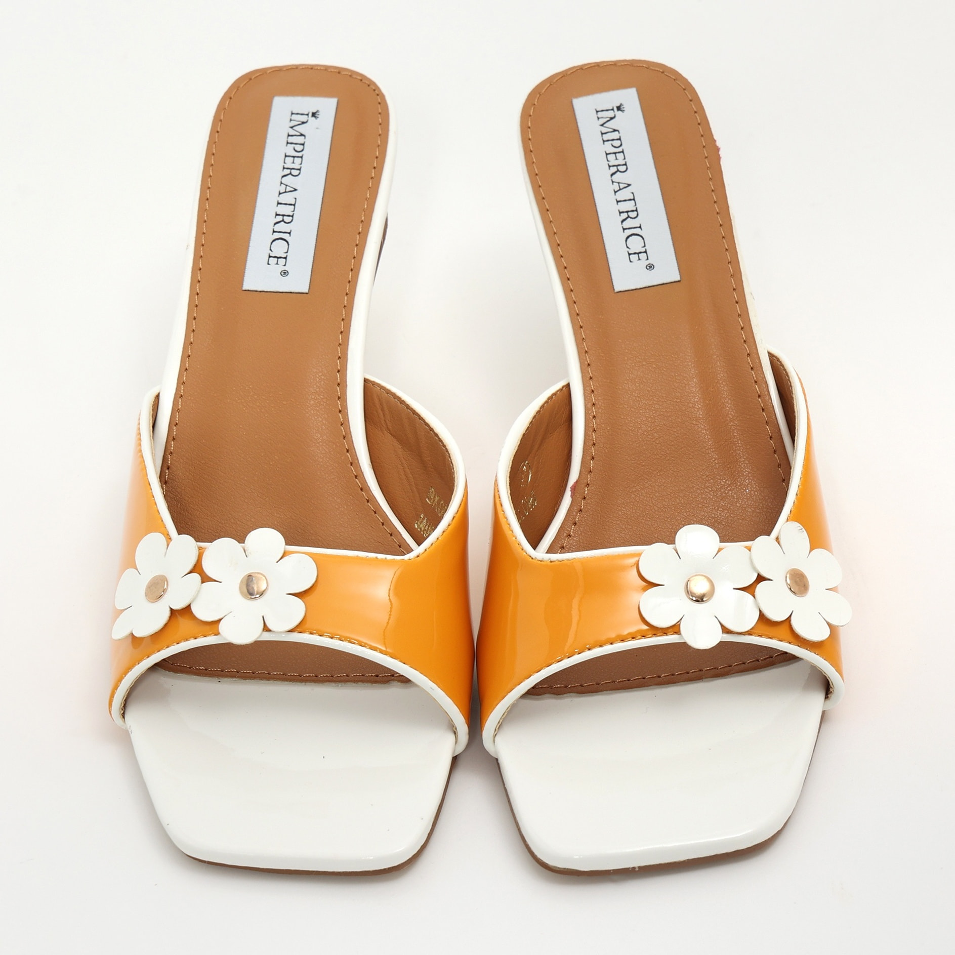 Sandali in simil pelle verniciata con tacco basso a spillo