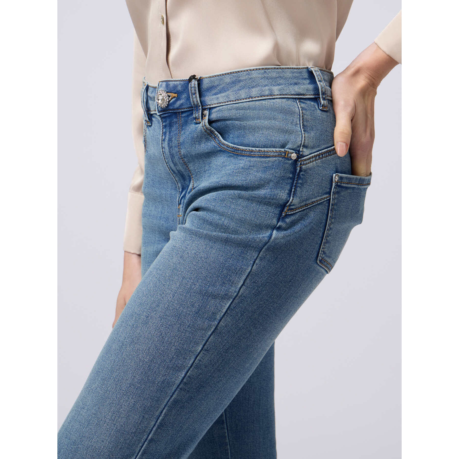 Oltre - Jeans little flare con bottone gioiello - Azzurro