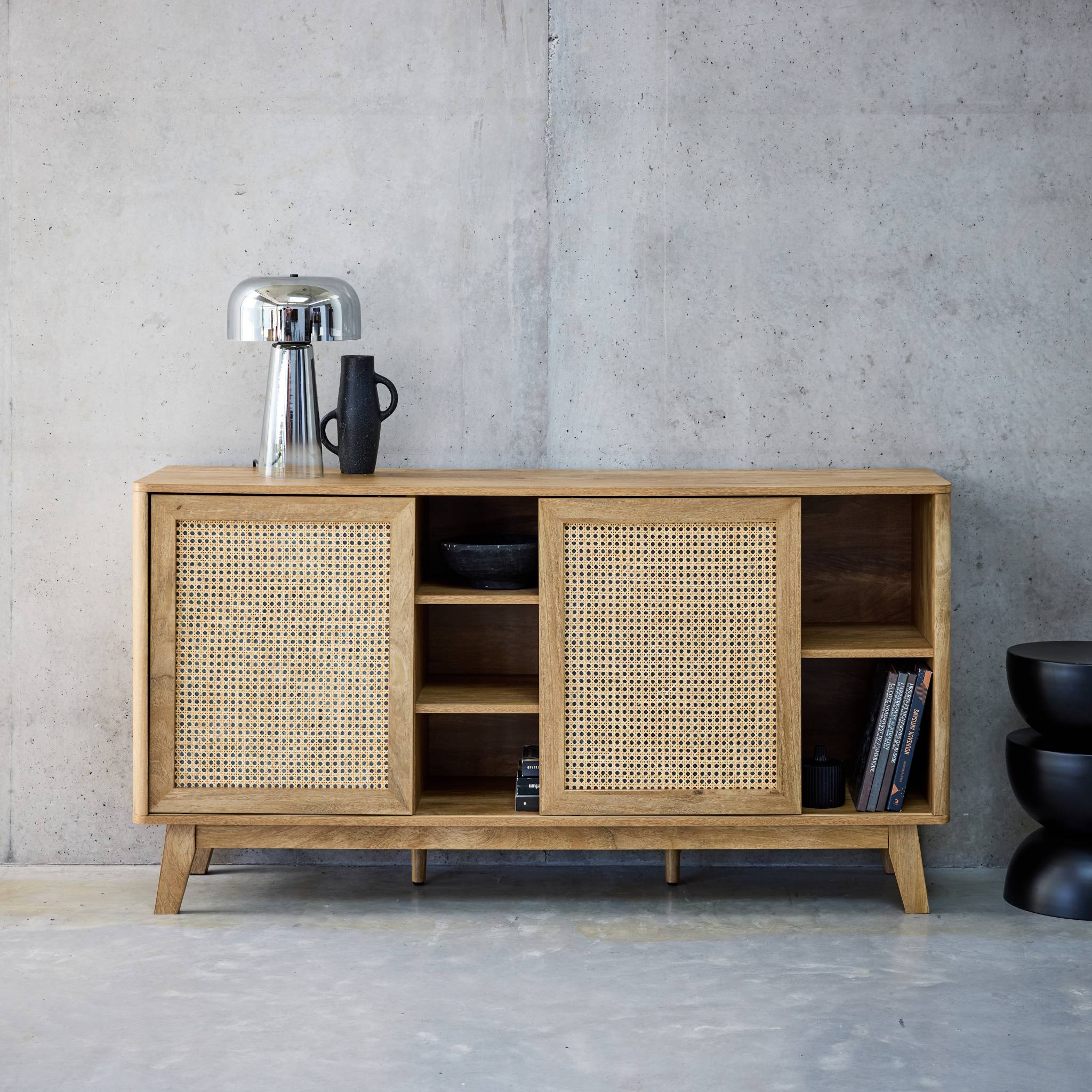Buffet avec 2 portes coulissantes et étagères. effet bois et détails cannage. buffet bas. 150cm