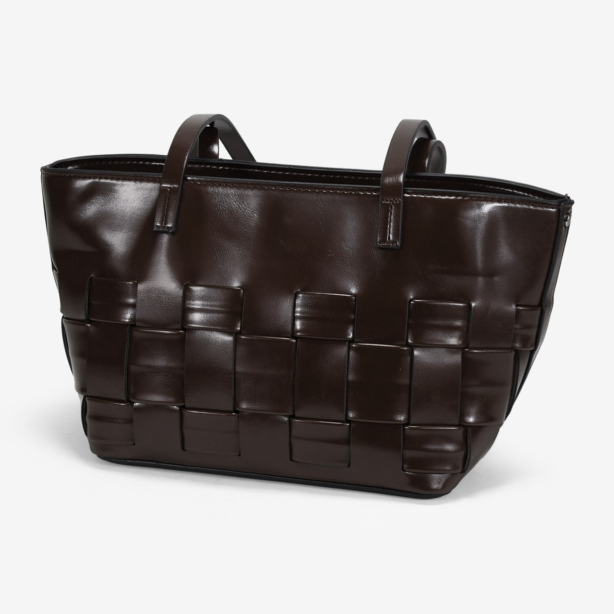 Bolso de hombro marrón con trenzado