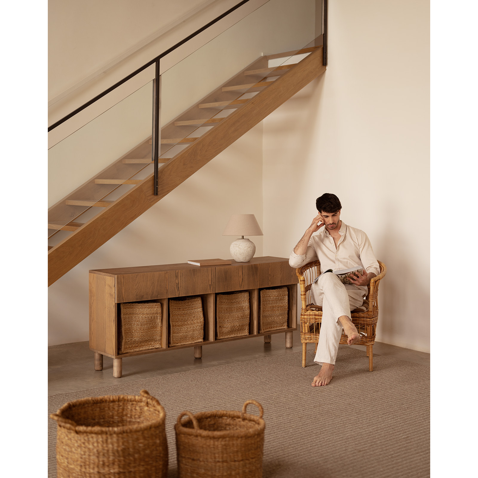 Aparador con 4 cajones de chapa de madera de fresno natural en tono avellana de 176x40cm Alto: 75 Largo: 176 Ancho: 40