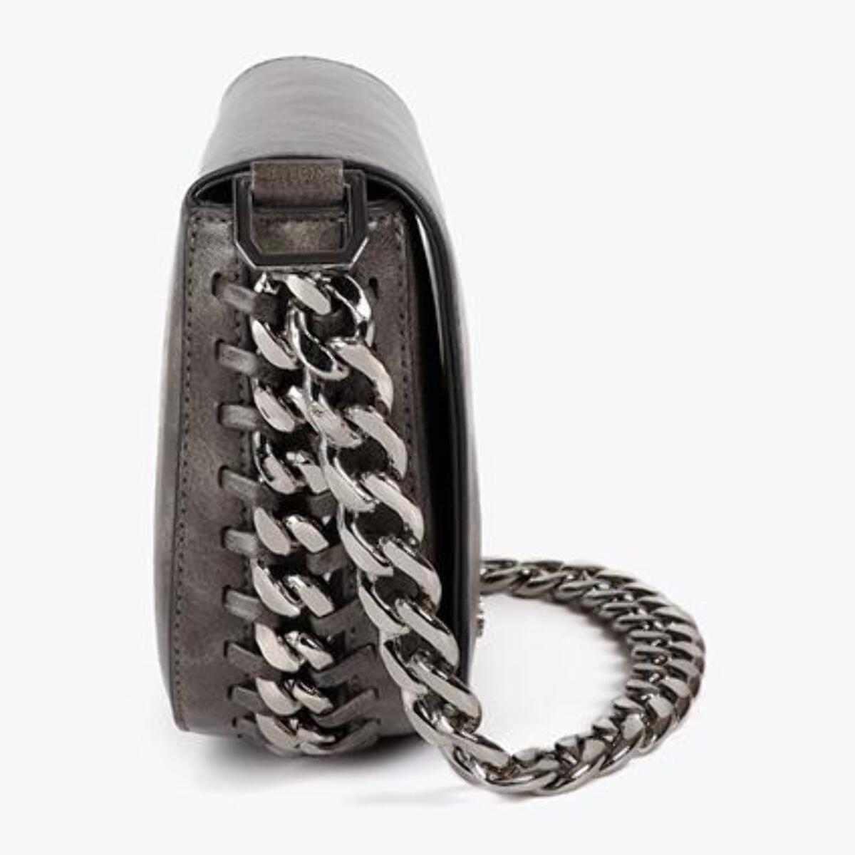 Tracolla effetto pelle invecchiata con patta e dettaglio catena