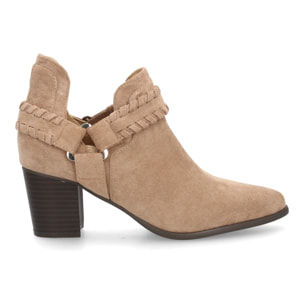 Botín western con detalles trenzados