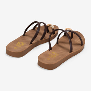 Sandalias de dedo marrones con anillo metálico