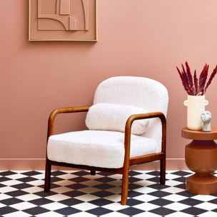 Fauteuil scandinave bois d'hévéa teinté noyer clair et tissu fausse fourrure