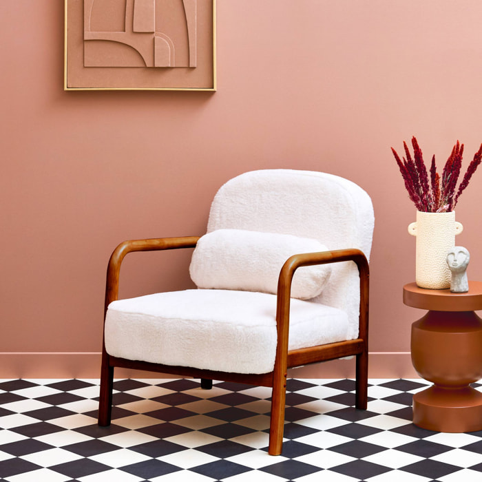 Fauteuil scandinave bois d'hévéa teinté noyer clair et tissu fausse fourrure