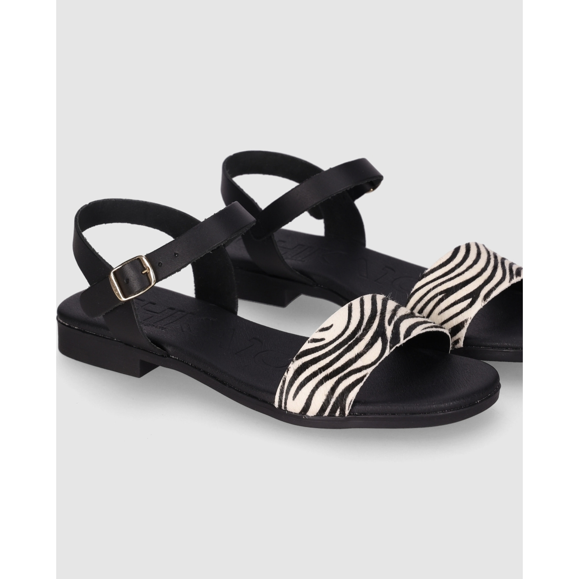 Sandalias de Piel - Negro - Tacón: Bajo