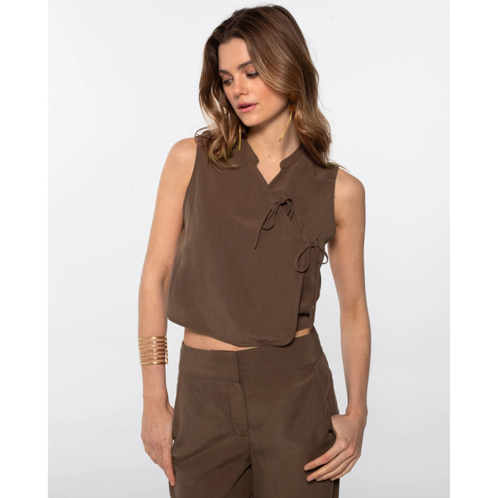 Blusa con cuello mao y lazada lateral