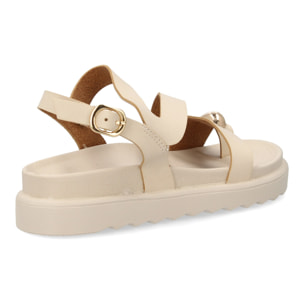 Sandalias cómodas de tiras mujer con adorno metálico.