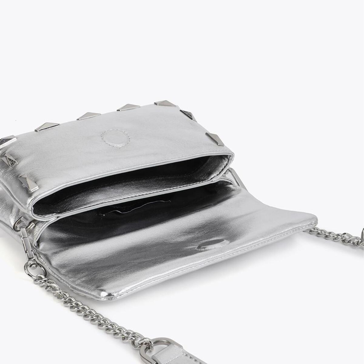 Piccola borsa a tracolla metallica con borchie rettangolari