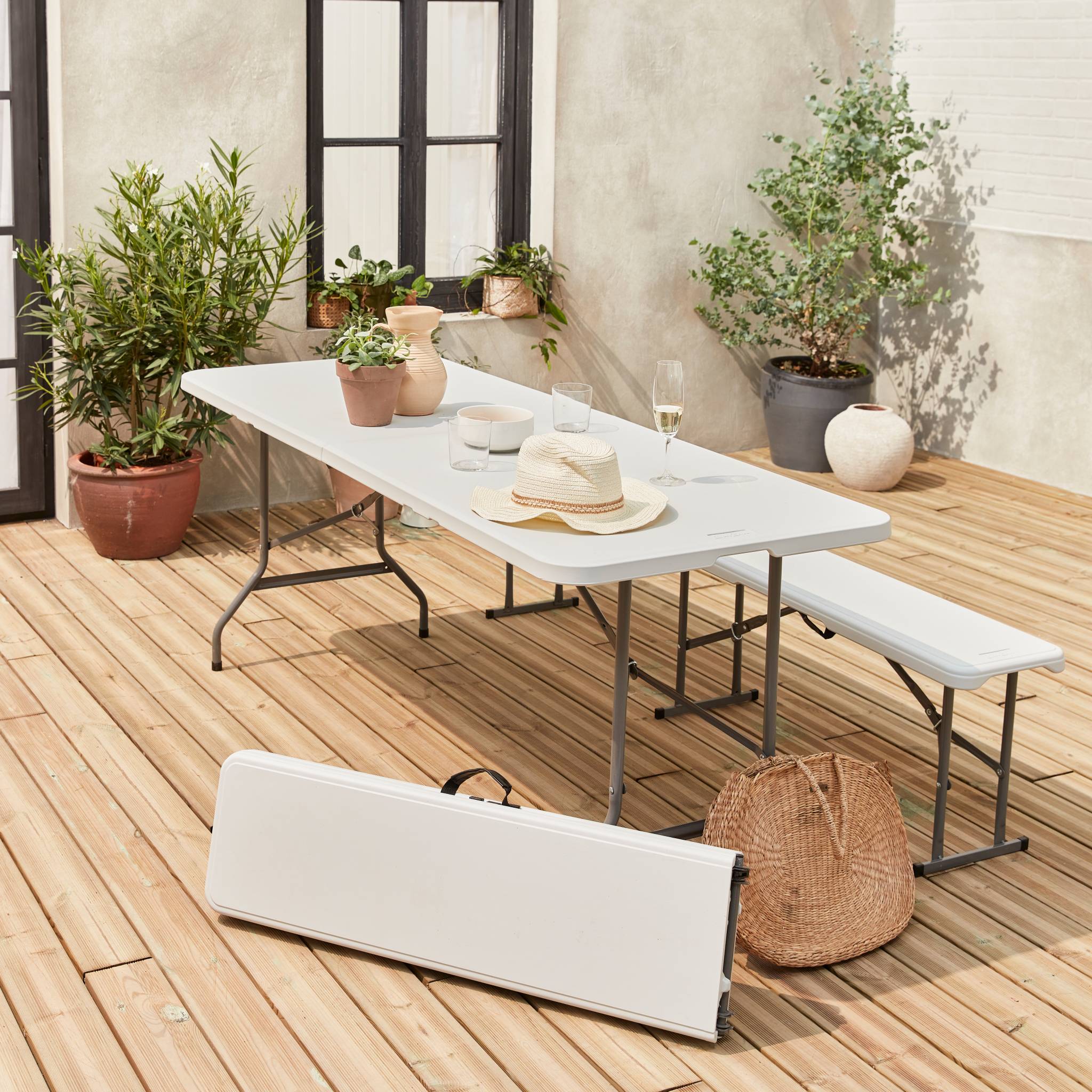 Set de table et bancs de réception. 180cm. pliables. avec poignée de transport. plastique blanc. table de camping