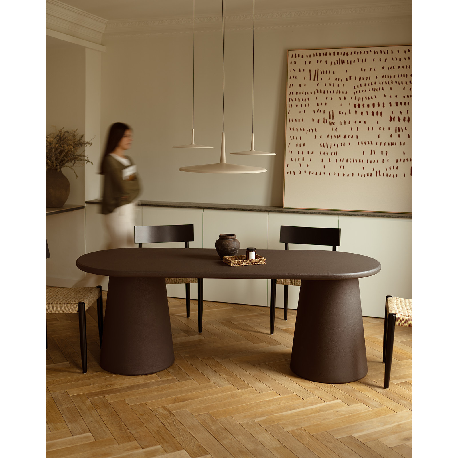 Table de salle à manger ovale en microciment ton marron en différentes tailles