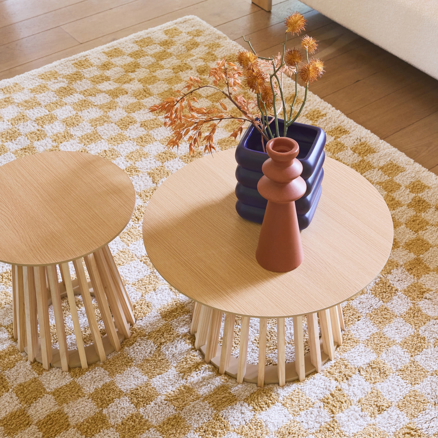 Set de 2 tables basses rondes plateau effet bois chêne et pieds en bois de sapin. Ø40cm et Ø60cm