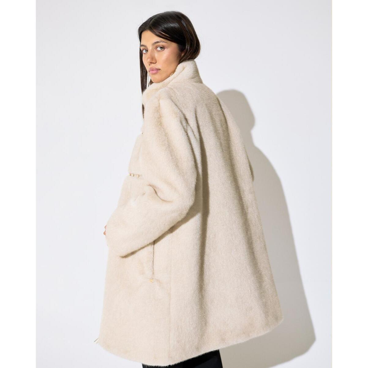 Lungo cappotto di pelliccia con dettagli borchiati