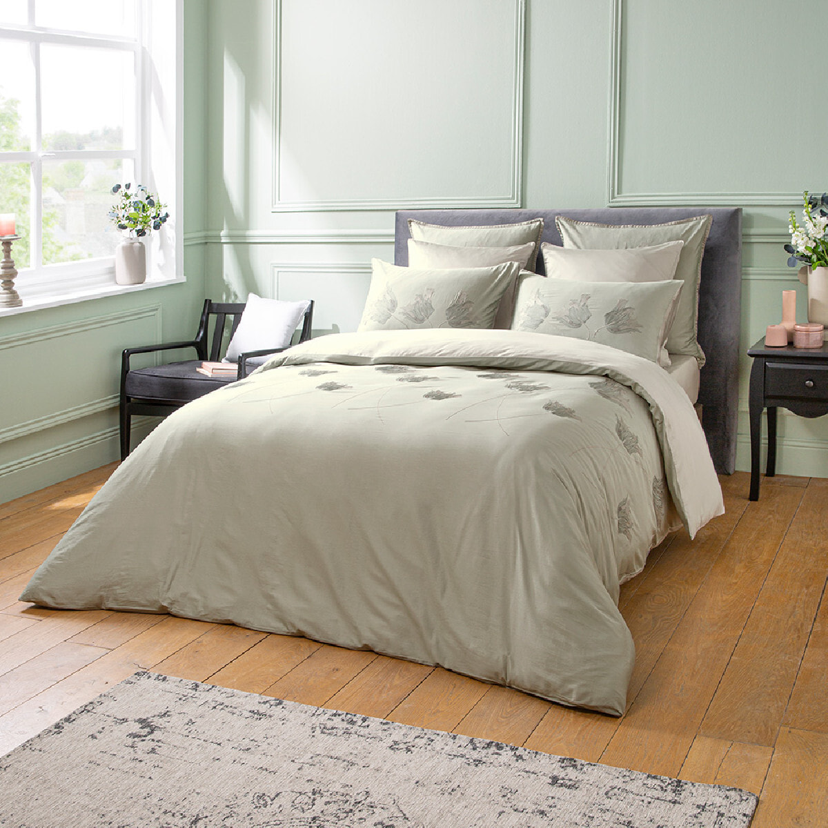 Taie d'oreiller satin de coton brodé vert Tulipes jade