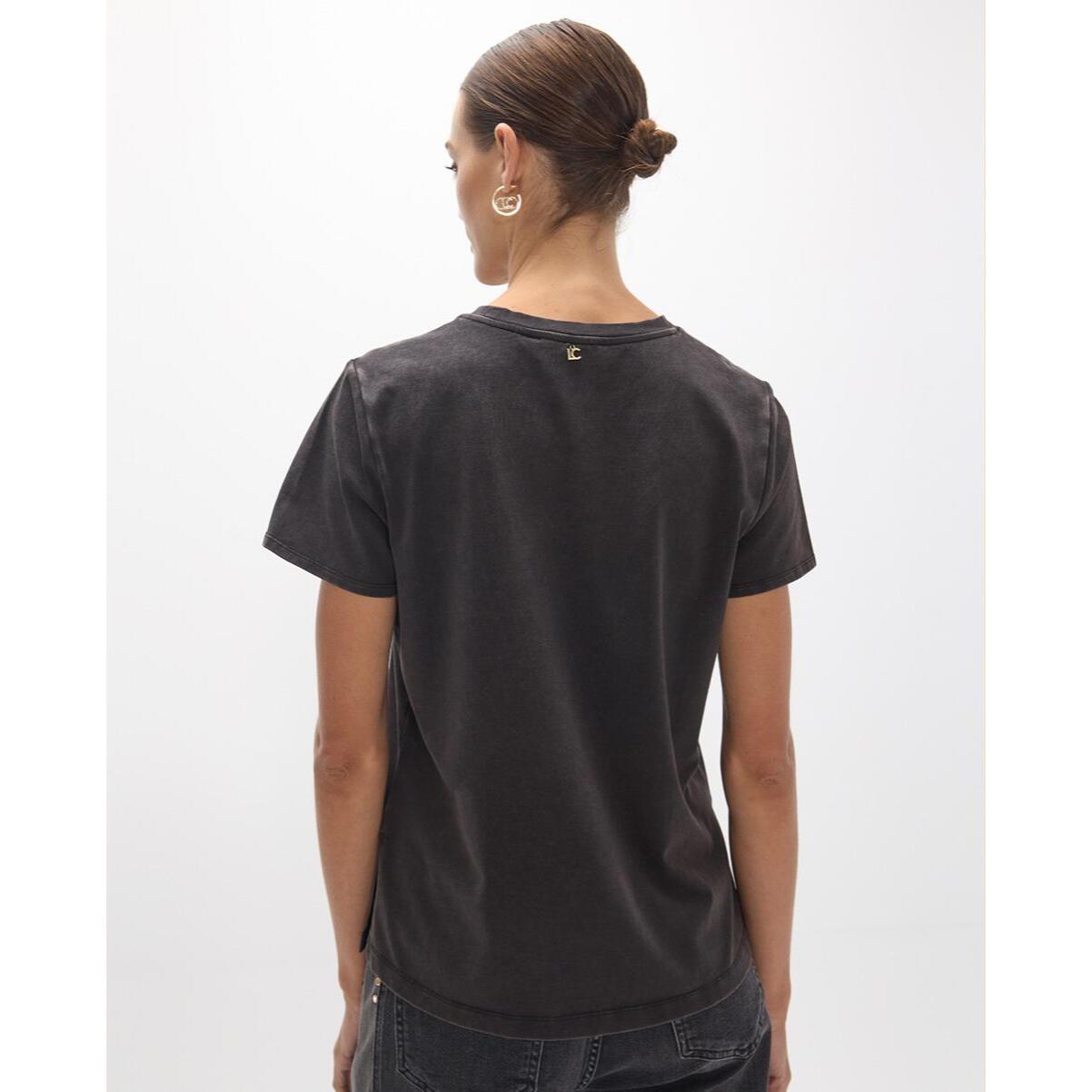 T-shirt girocollo aderente con spacchi laterali e stampa leopardata sul davanti.