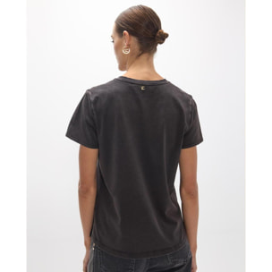 T-shirt girocollo aderente con spacchi laterali e stampa leopardata sul davanti.