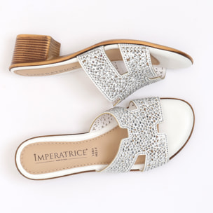 Sandali in simil pelle con applicazioni di strass e sottopiede comodissimo in memory