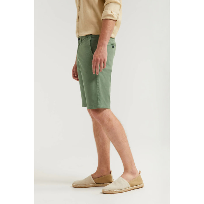 Bermuda relaxed verde chiaro con logo ricamato