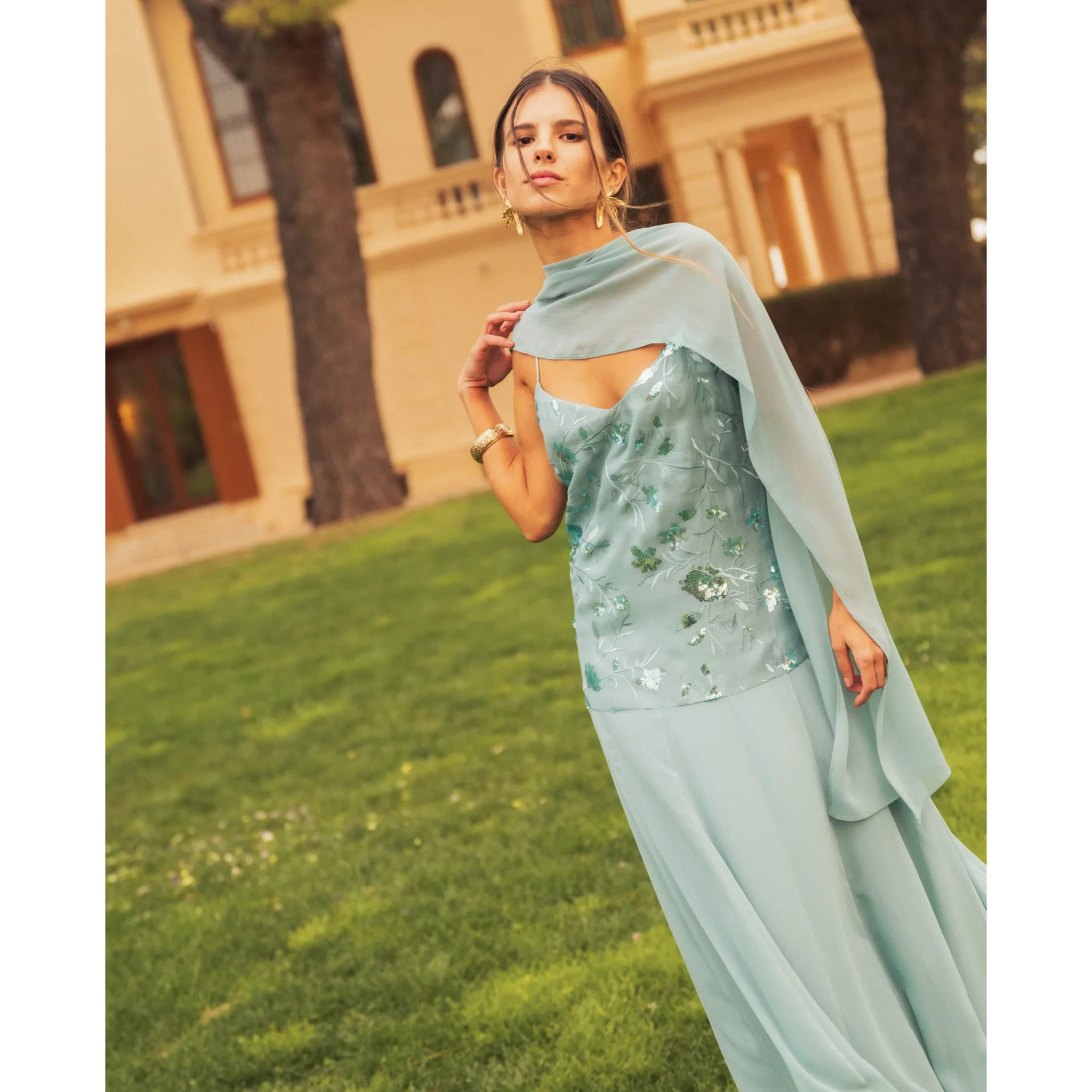 Vestido midi con cuerpo de bordados y gasa