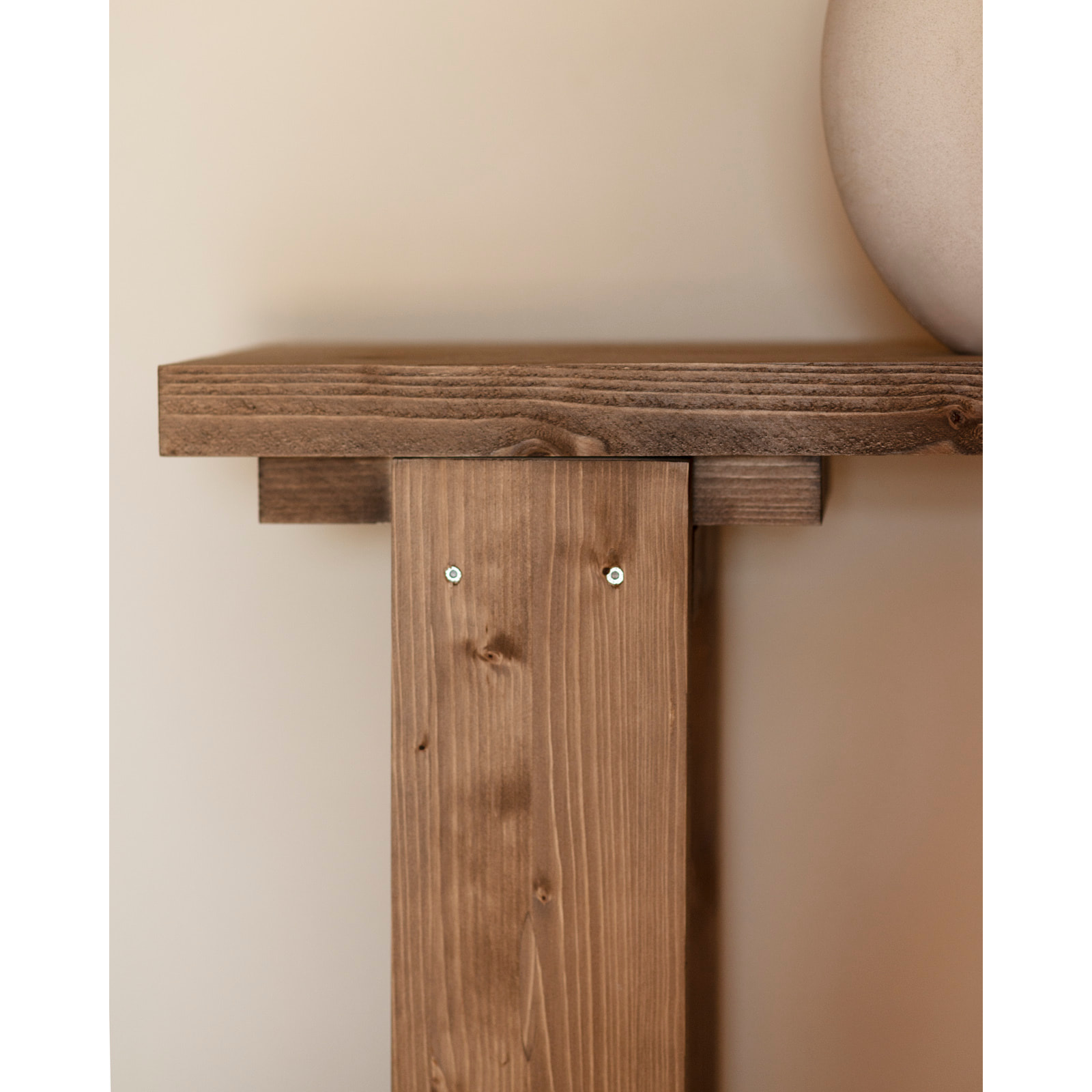 Consola de madera maciza en tono roble oscuro de 120x84cm Alto: 84 Largo: 120 Ancho: 26