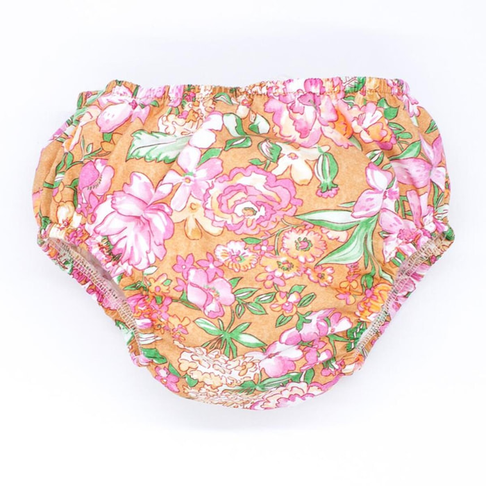 Cubrepañal de popelín ocre estampado de flores rosas. Elastico en la cintura y en las piernas.
