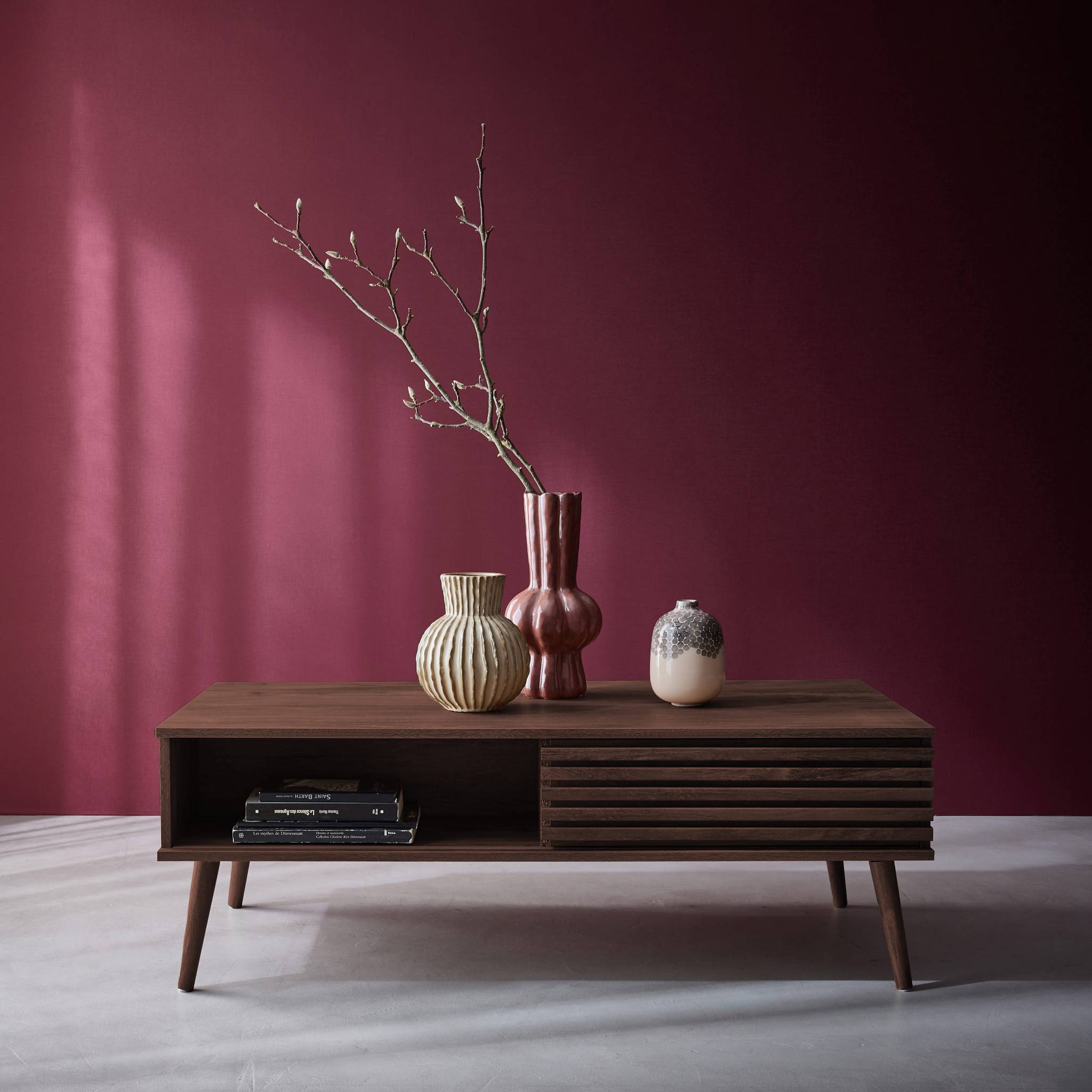 Table basse scandinave avec portes coulissantes décor bois noyer rainuré et niches de rangement