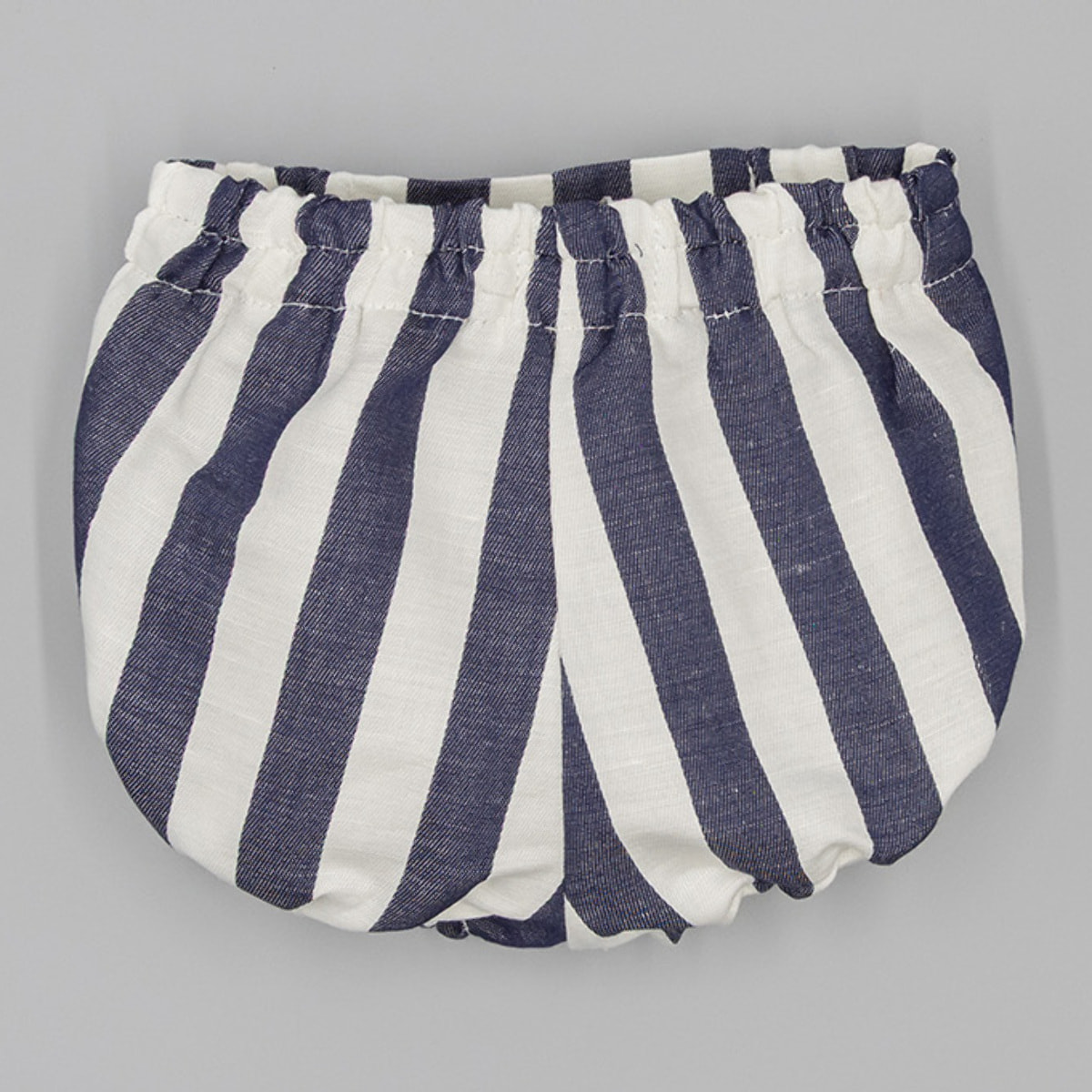 Bermuda de rayas azul marino, con cintura y bajo elastico.