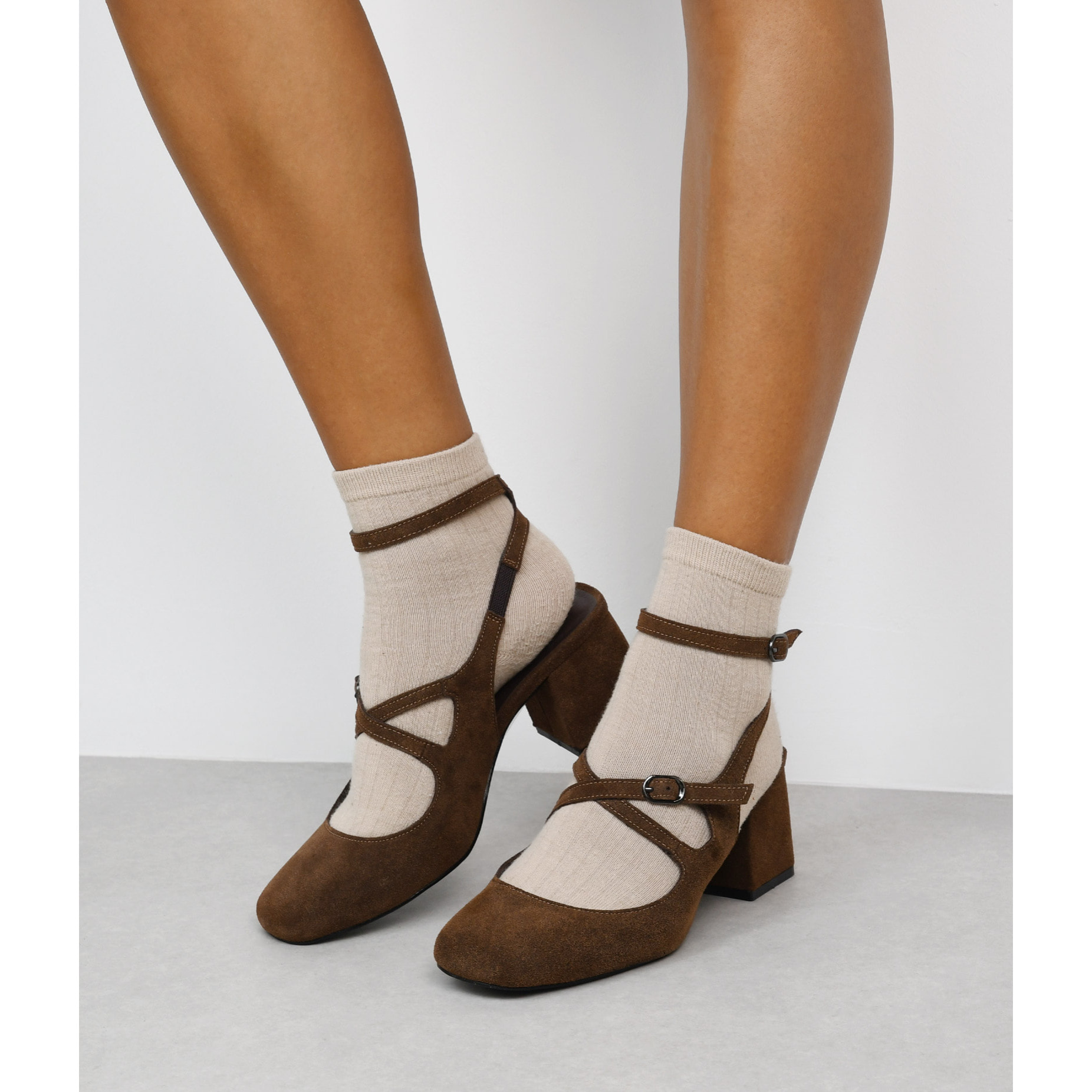 Zapatos Mary Jane marrones en piel con tacón