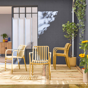 Lot de 4 fauteuils de jardin en plastique moutarde. empilables. design linéaire