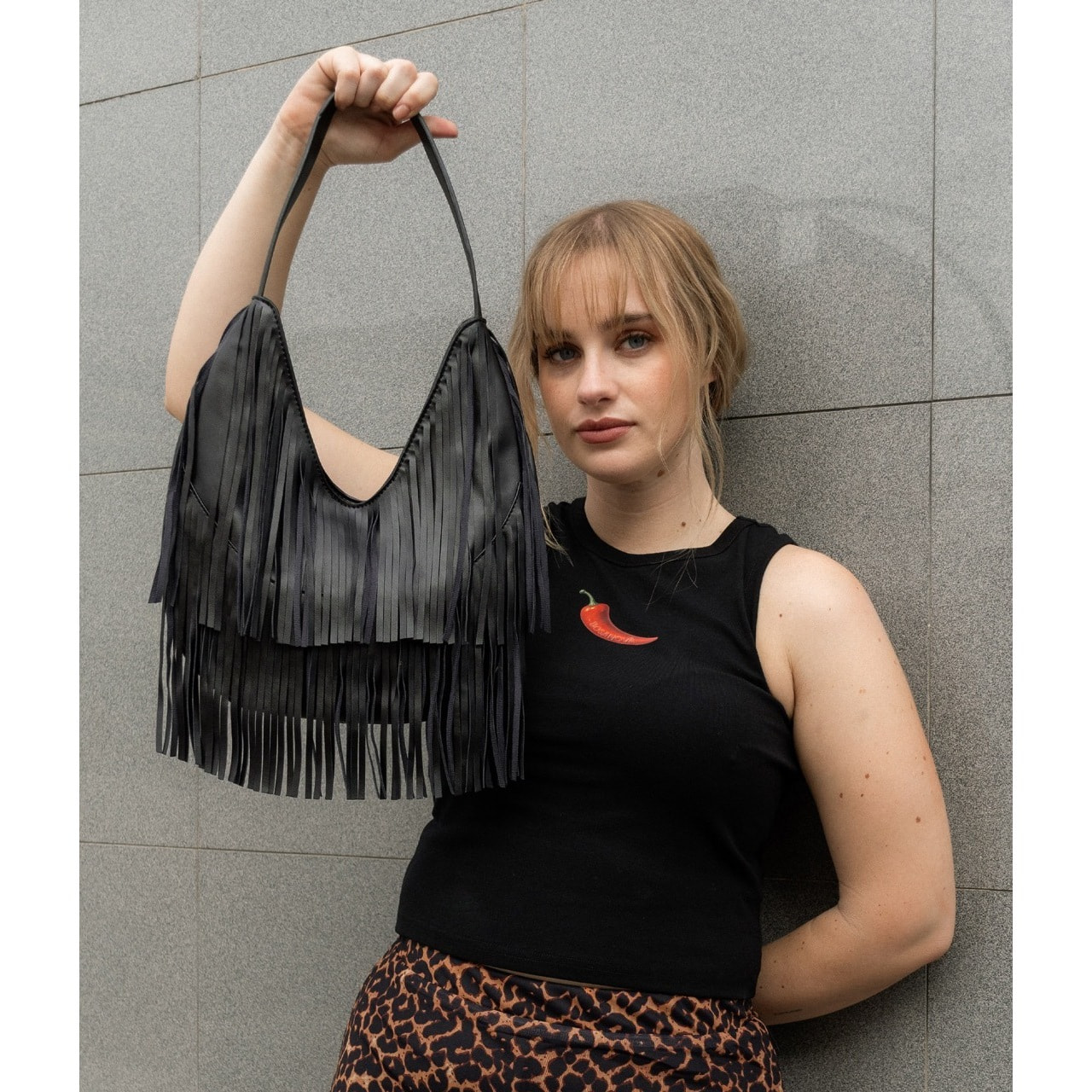 Bolso de hombro negro con flecos