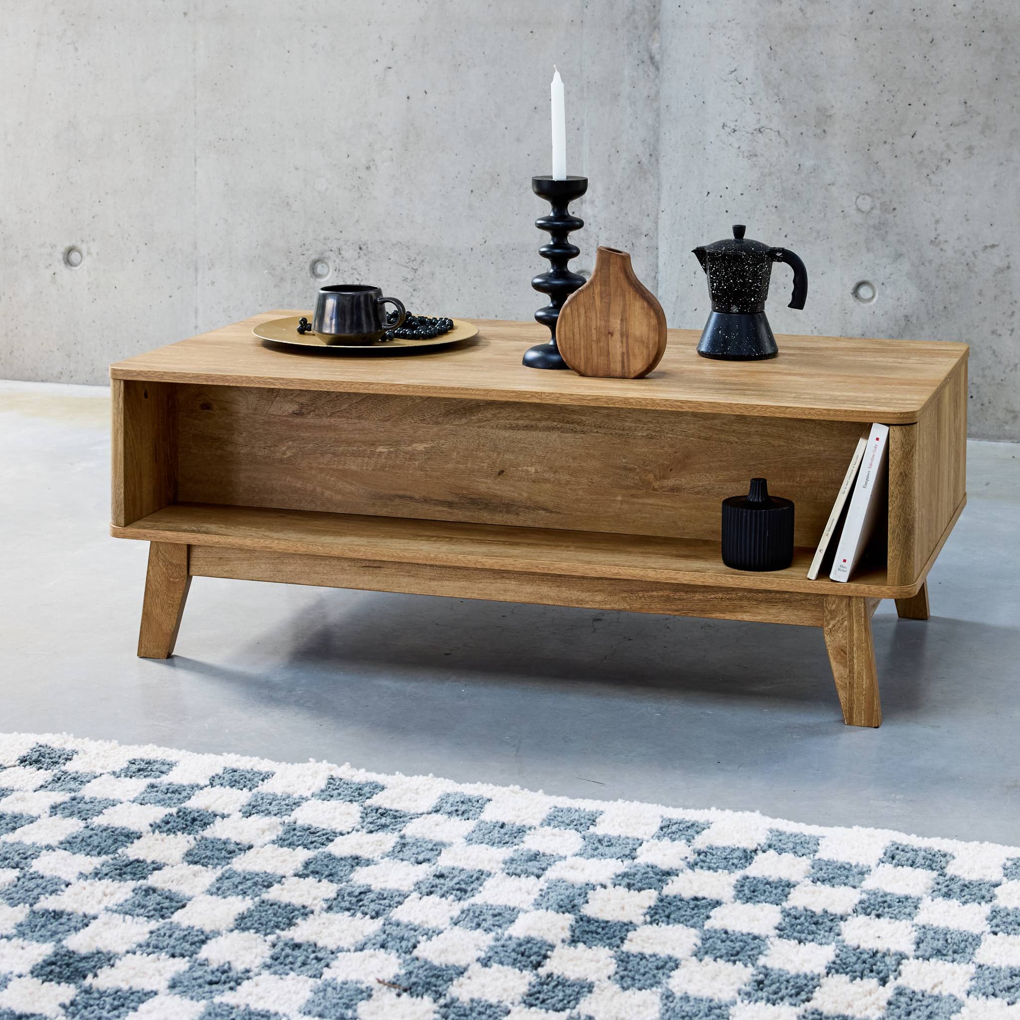 Table basse avec 2 niches. 1 porte coulissante. effet bois et cannage. pieds eucalyptus