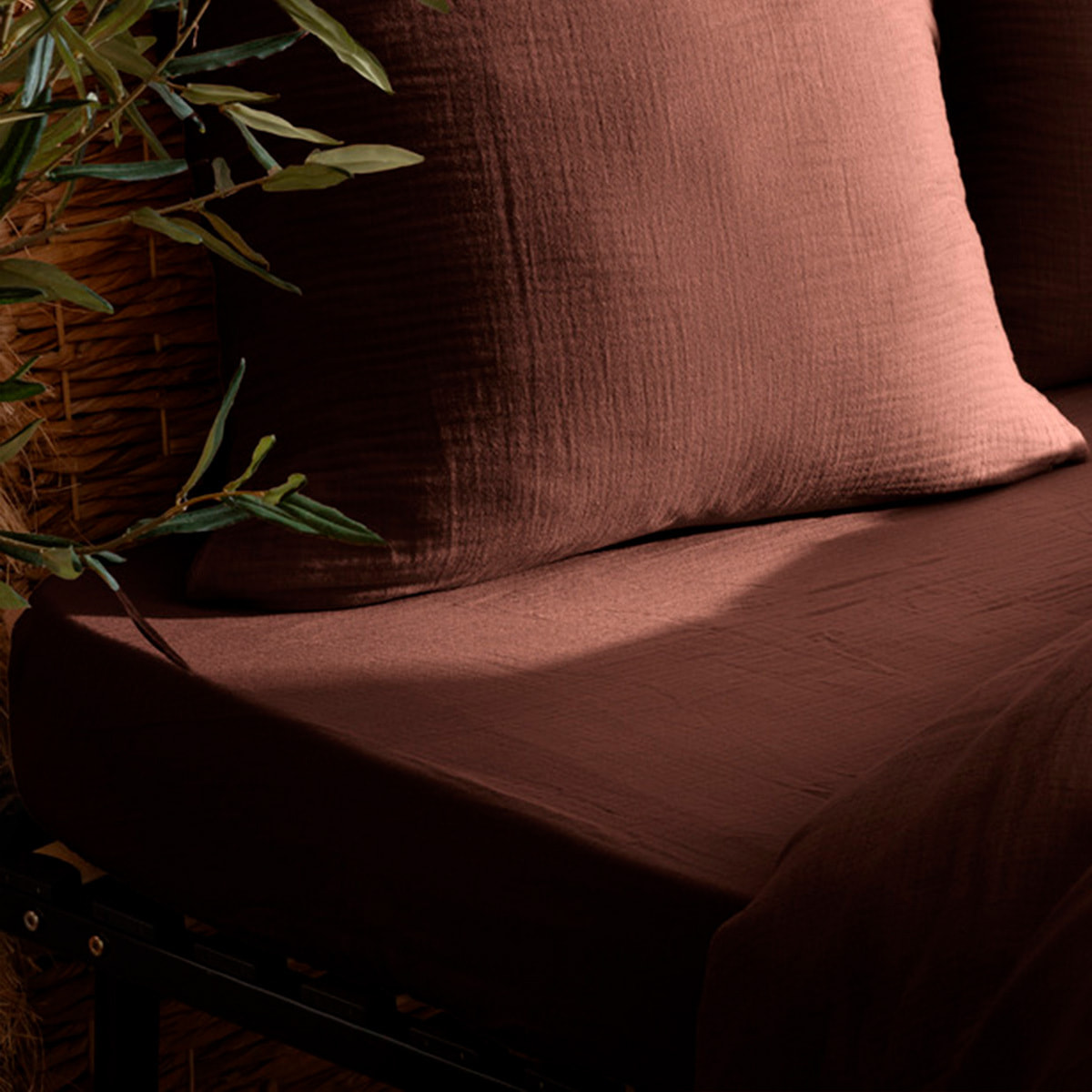 Drap housse "Flora" gaze de coton marron 140x190cm