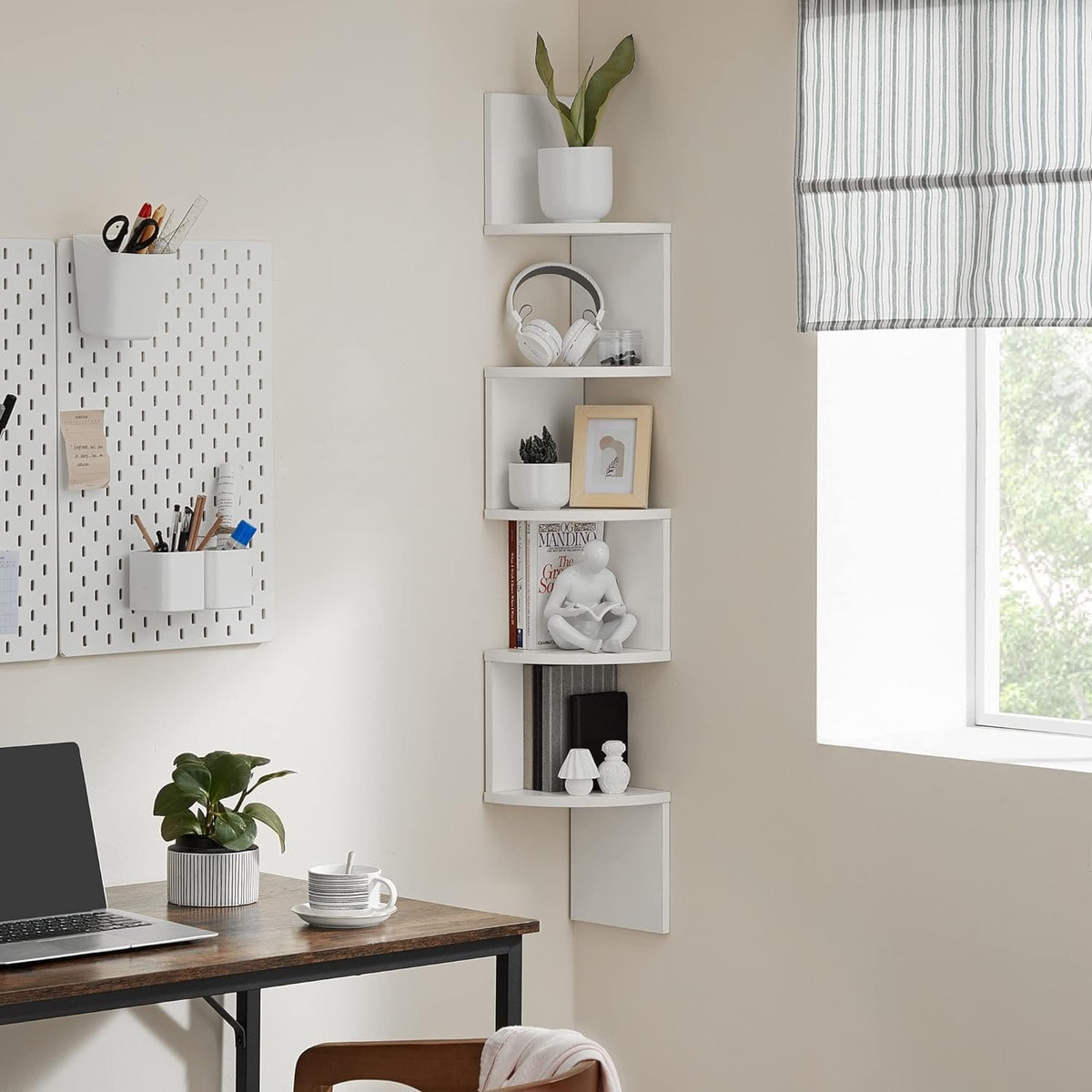 Scaffale angolare a parete bianco con 5 ripiani a zig-zag