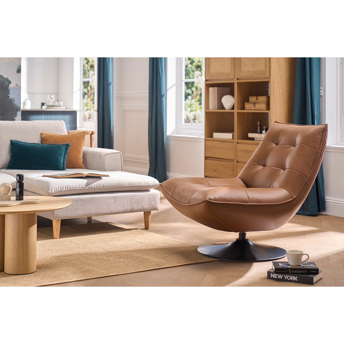 Fauteuil pivotant en cuir marron et métal noir HUXLEY