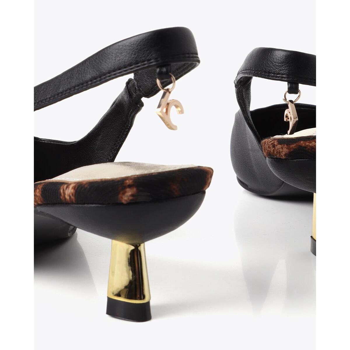 Scarpa con tacco scoperto e borchie miste